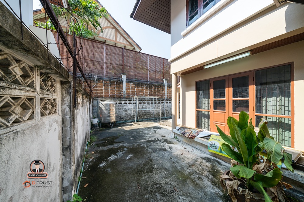 ขายบ้านเดี่ยว 2ชั้น หมู่บ้านสินบดี ซอยแก้วเงินทอง29 ตลิ่งชัน เนื้อที่ 81ตร.ว. 4ห้องนอน 3ห้องน้ำ มีห้องครัวห้องแม่บ้านแยกเป็นสัดส่วน มีพื้นที่ใช้สอยรอบตัวบ้าน จอดรถได้ 2-5 คัน .