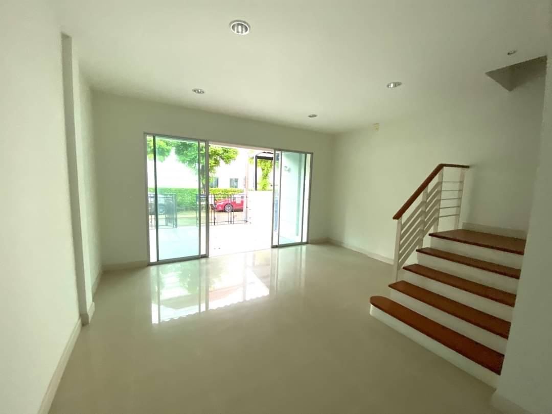 ขายบ้านกลางเมือง สาทร ตากสิน1 ใกล้สถานีรถไฟฟ้า วุฒากาศ ทาวน์โฮม ขนาด 23 ตรว 3 นอน 3 น้ำ