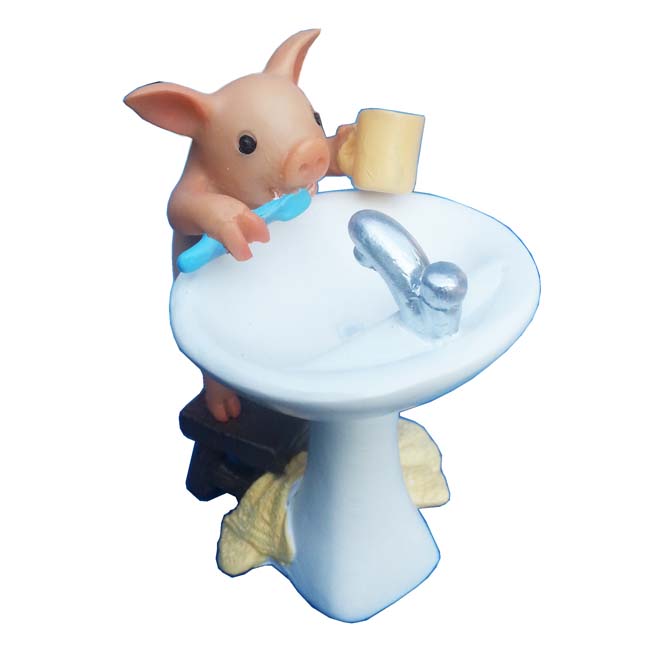 ตุ๊กตาหมูน่ารักกวน ๆ ท่ากำลังแปรงฟันสบายอารมณ์ ตุ๊กตาหมูน่ารักกวน ๆ ท่ากำลังแปรงฟันสบายอารมณ์