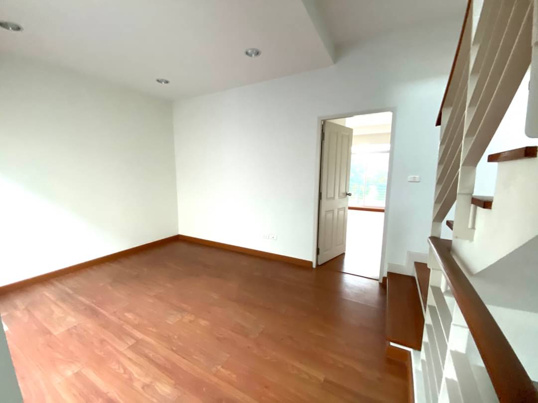 ขายบ้านกลางเมือง สาทร ตากสิน1 ใกล้สถานีรถไฟฟ้า วุฒากาศ ทาวน์โฮม ขนาด 23 ตรว 3 นอน 3 น้ำ