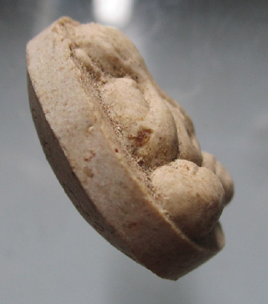 พระปิดตาหลังเบี้ย หลังจารมือ ว ส ร เนื้อผงไม่ทราบที่