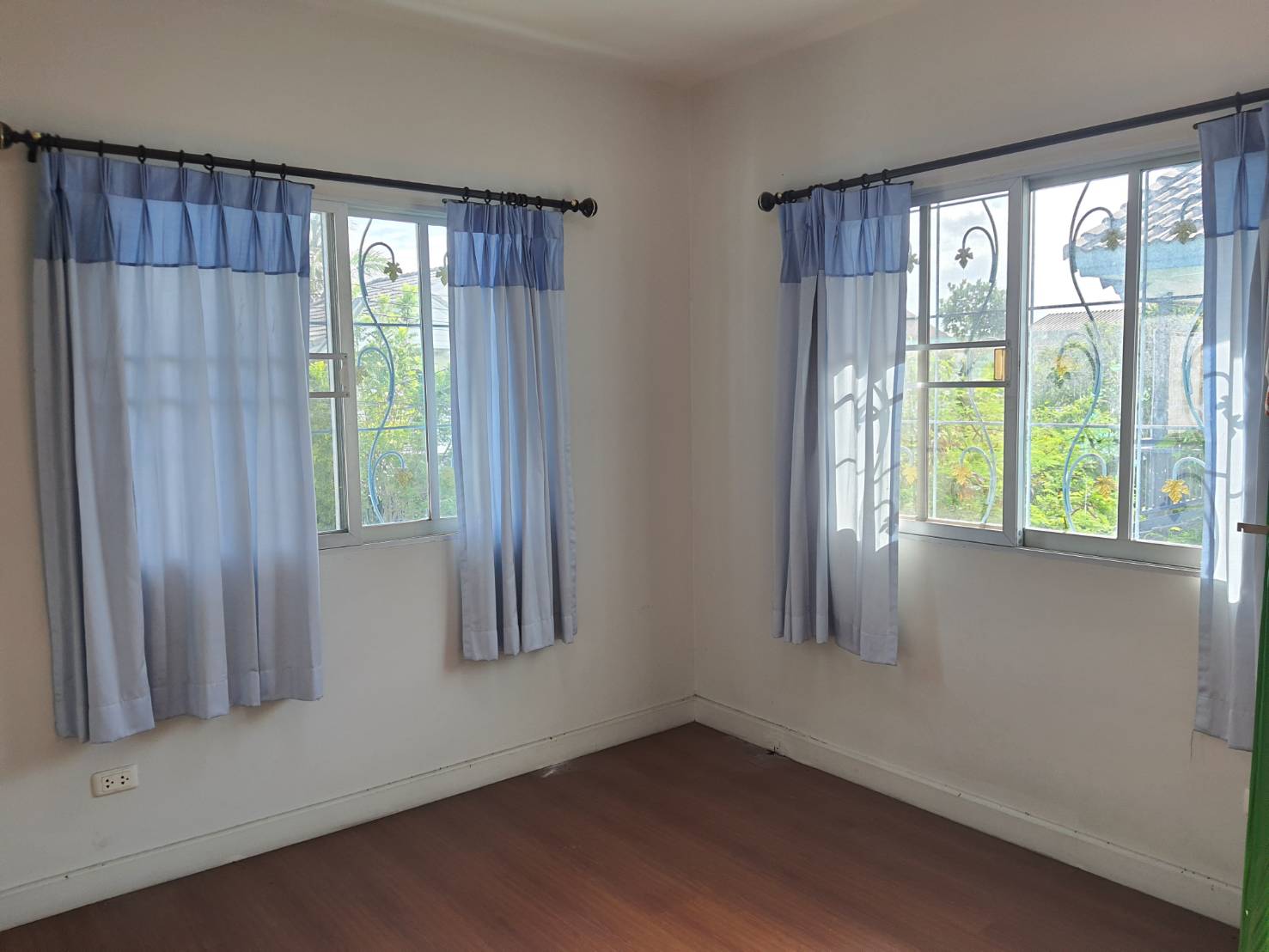 ขายบ้านเดี่ยว 2 ชั้น ม.พฤกษ์ลดา-พุทธสาคร (สาย4 ตัดใหม่) เจ้าของโครงการ : แลนด์แอนด์เฮ้าส์ - เนื้อที่ 56 ตร.ว. - พื้นที่ใช้สอย 145 ตร.ม. - ขนาด 3 ห้องนอน 2 ห้องน้ำ