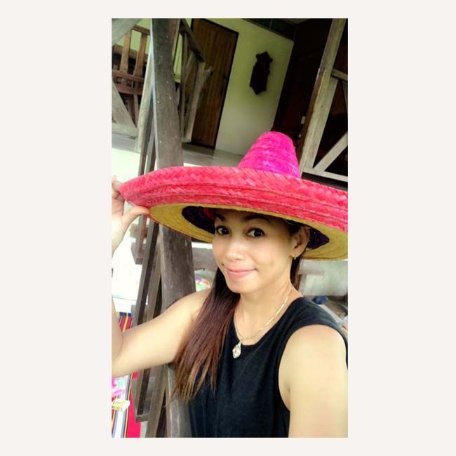 หมวกเม็กซิกัน sombrero แบบสีรุ้ง สีแดงสีเปลือกไม้และสีม่วง ใส่กับสาว ๆ