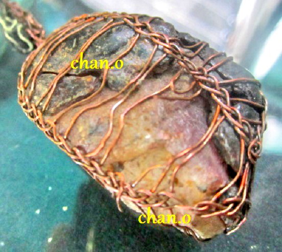 โชว์ เครื่องรางของขลัง หินพลอย พอกด้วยครั่งเก่า หินพลอยเม็ดใหญ่พอกด้วยครั่งเก่า ไม่ทราบการทำ จุดประสงค์อะไร่ แต่เก่า