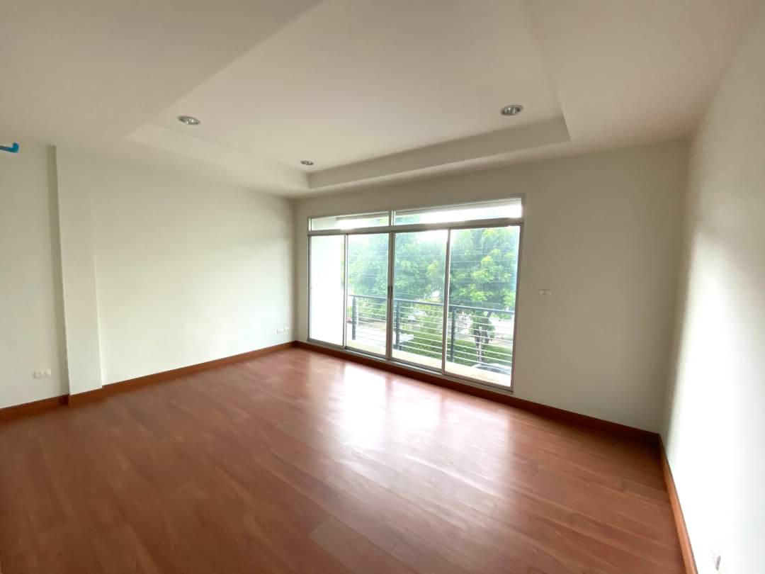 ขายบ้านกลางเมือง สาทร ตากสิน1 ใกล้สถานีรถไฟฟ้า วุฒากาศ ทาวน์โฮม ขนาด 23 ตรว 3 นอน 3 น้ำ