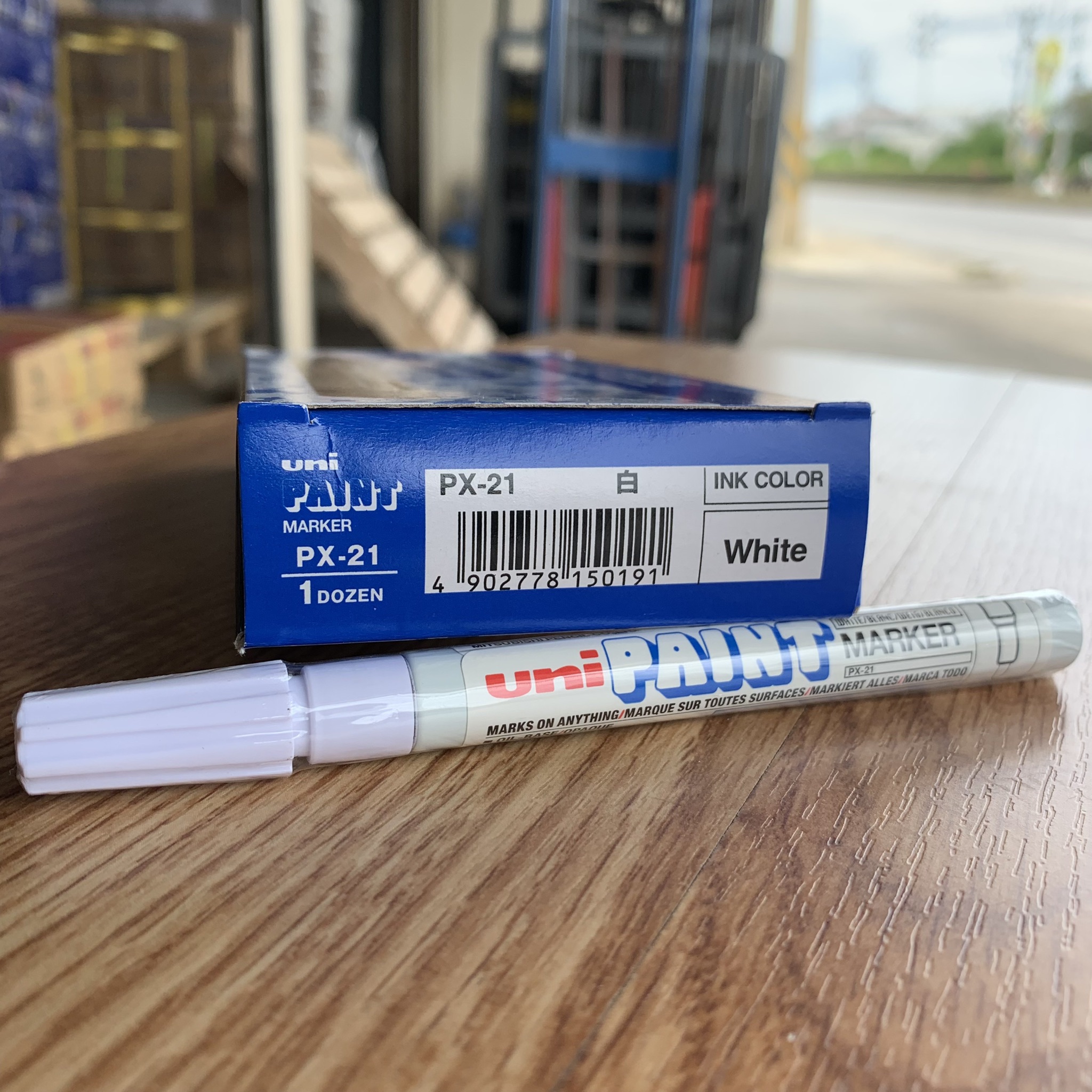 ปากกา UNIPAINT PX-21