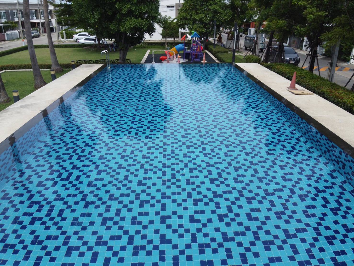 ขายทาวน์เฮ้าส์ อินดี้ 1 ถนนประชาอุทิศ ซอย 90 ทาวน์เฮ้าส์ 2 ชั้น 18.10 ตรว. 2 ห้องนอน 3 ห้องน้ำ มีห้องน้ำในตัวทุกห้อง บ้านสภาพใหม่ พร้อมเฟอร์นิเจอร์