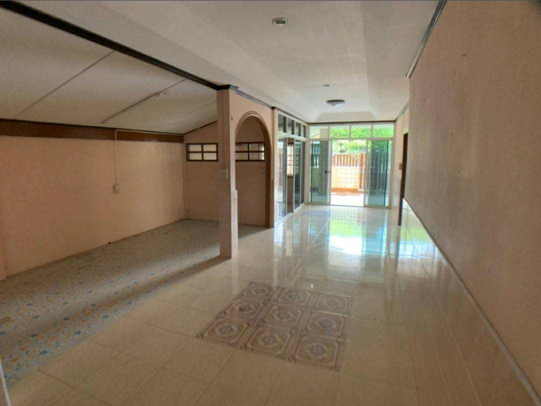 ขายบ้านเดี่ยว เพชรเกษม 81/6 ใกล้กรมที่ดิน ห่าง MRT หลักสองประมาณ 7กม. หมู่บ้านหรรษา 44 ตรว. 5 นอน พื้นที่ใช้สอย 186 ตรม. ต่อเติมเต็มพื้นที่ หน้ากว้าง 11 เมตร จอดรถได้ 2-3คันสบาย