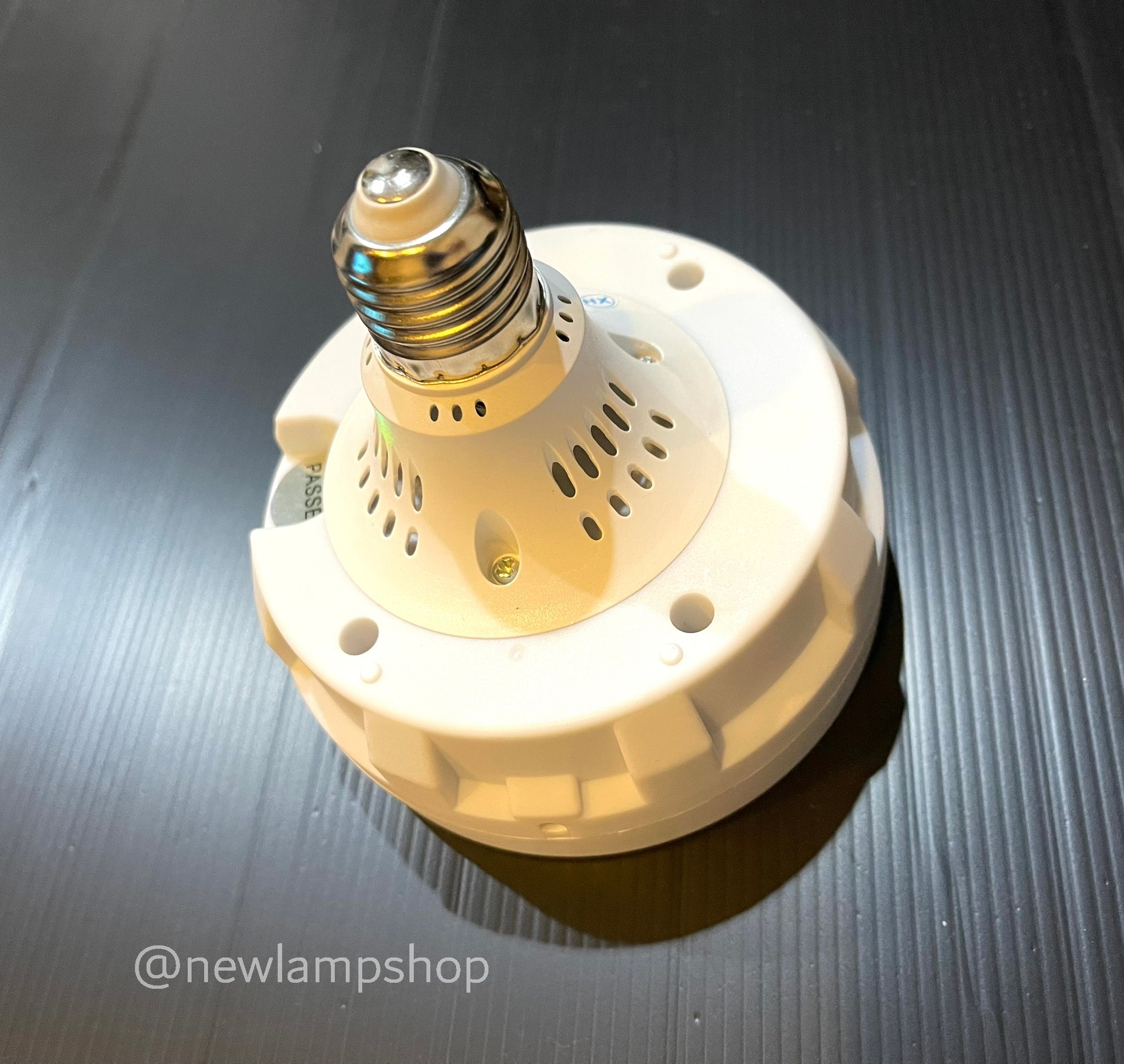 ลำโพงไฟLED Bluetooth E27 สามารถต่อกับคอมพิวเตอร์หรือมือถือเปิดเพลงฟังได้ (On sale!)