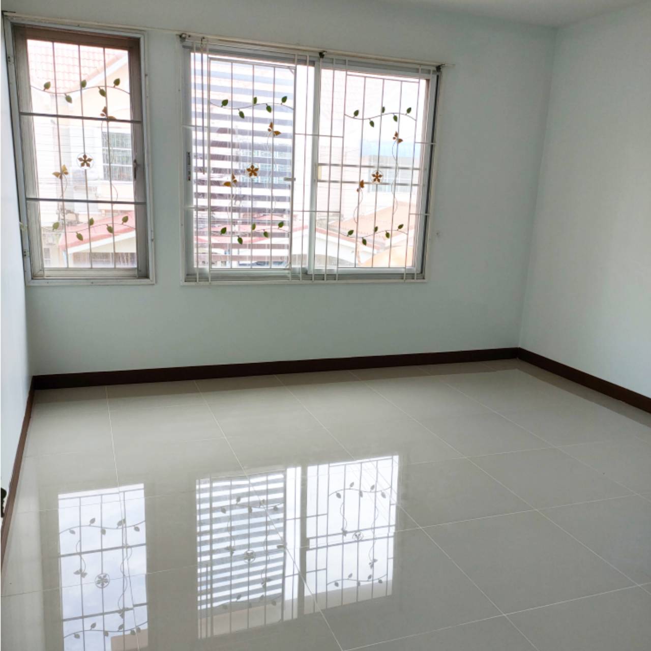 ขาย ทาวน์เฮ้าส์ เหนือฟ้าโฟร์ (บางบัวทอง บางกรวย-ไทรน้อย) ตกแต่งสวยงาม เนื้อที่ 17ตรว. 3ห้องนอน 2ห้องนอน 1ห้องครัว