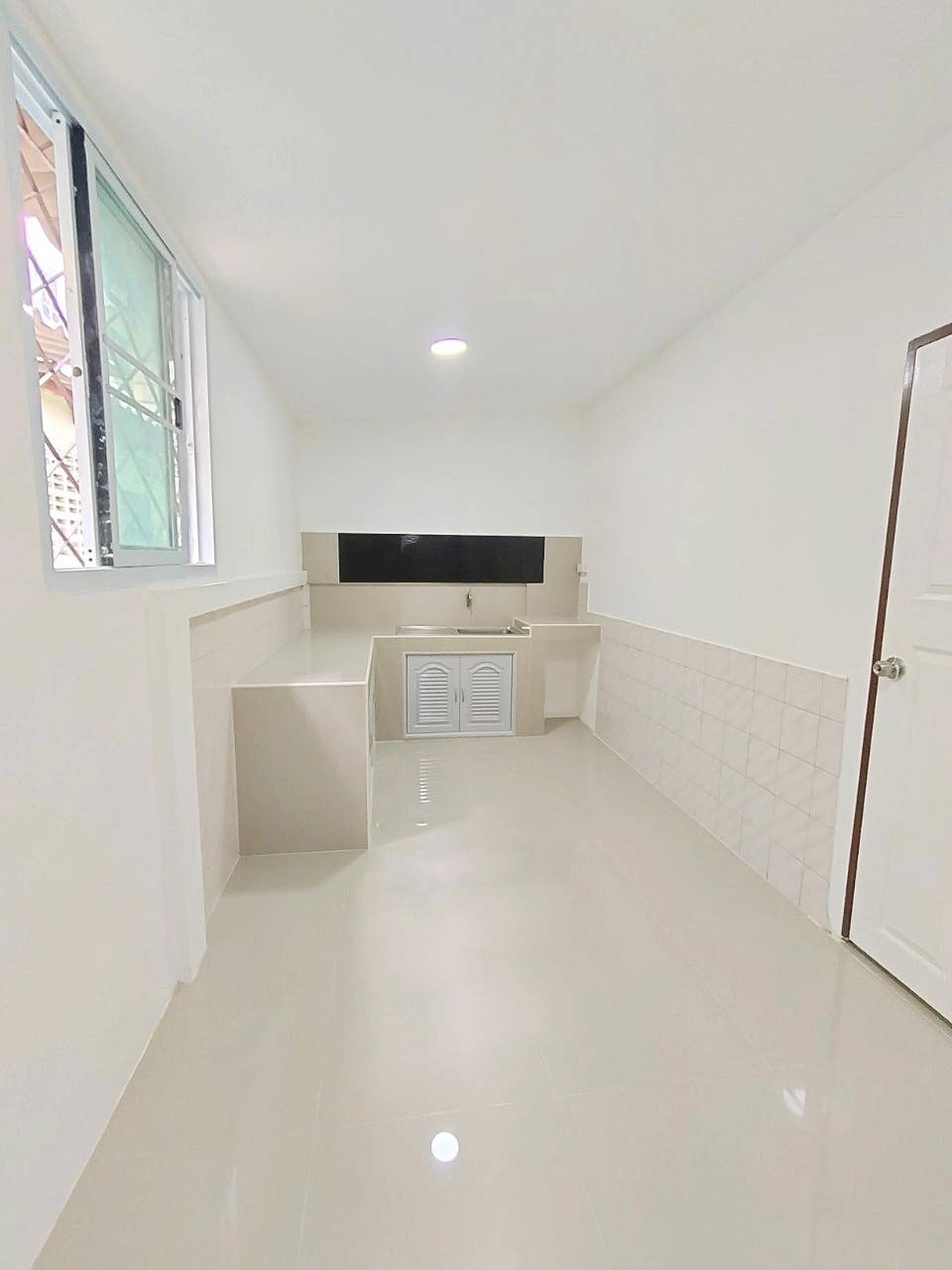 ขายทาวน์เฮ้าส์ 2 ชั้น 21 ตร.ว หน้ากว้าง 6เมตร ตกแต่งใหม่ พร้อมอยู่ ซ.เลียบคลองสอง 27 ใกล้แฟชั่นไอแลนด์