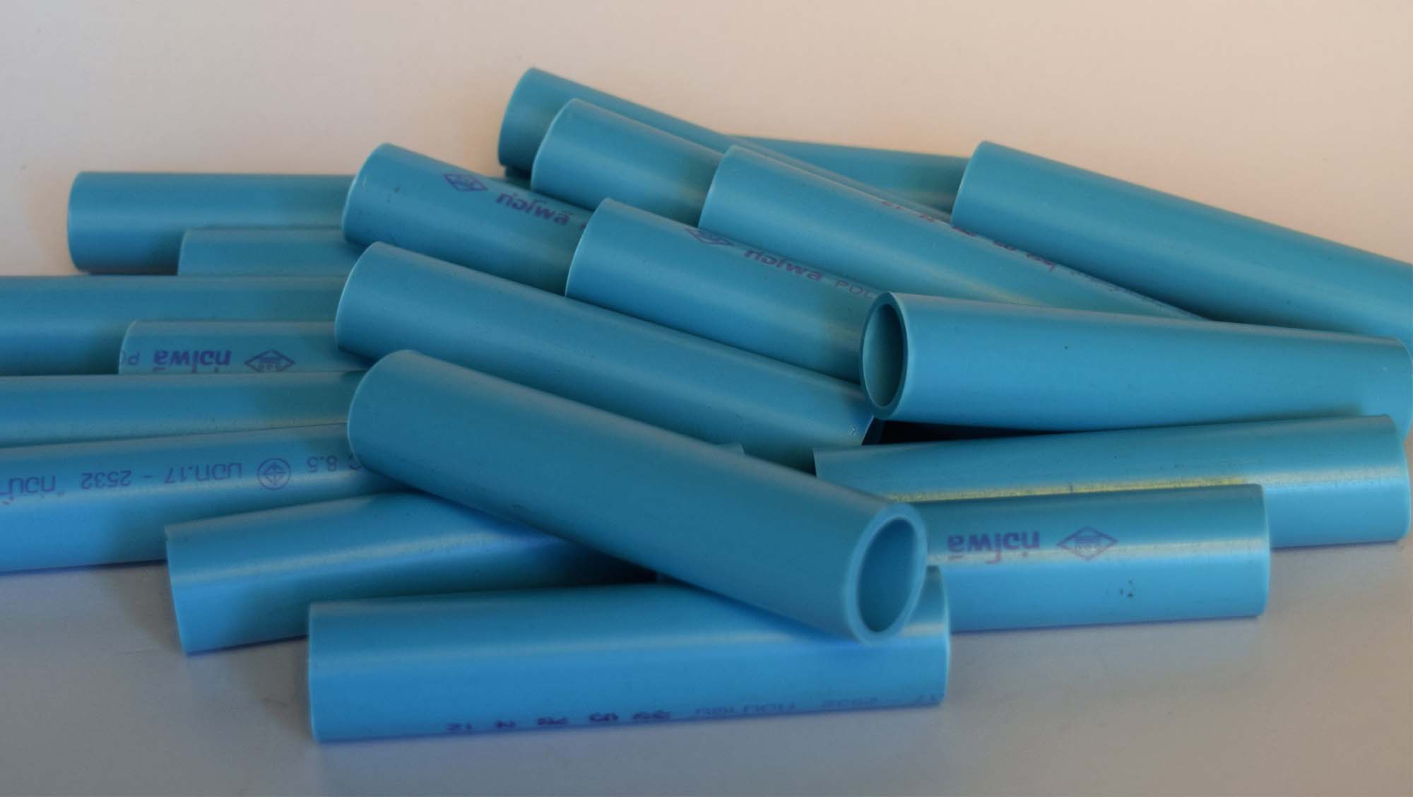 ที่หลบภัยของกุ้ง ทำจากท่อพีวีซี ยาว 10 ซม. เสันผ่าศูนย์กลาง 18 มม. จำนวน 40 อัน