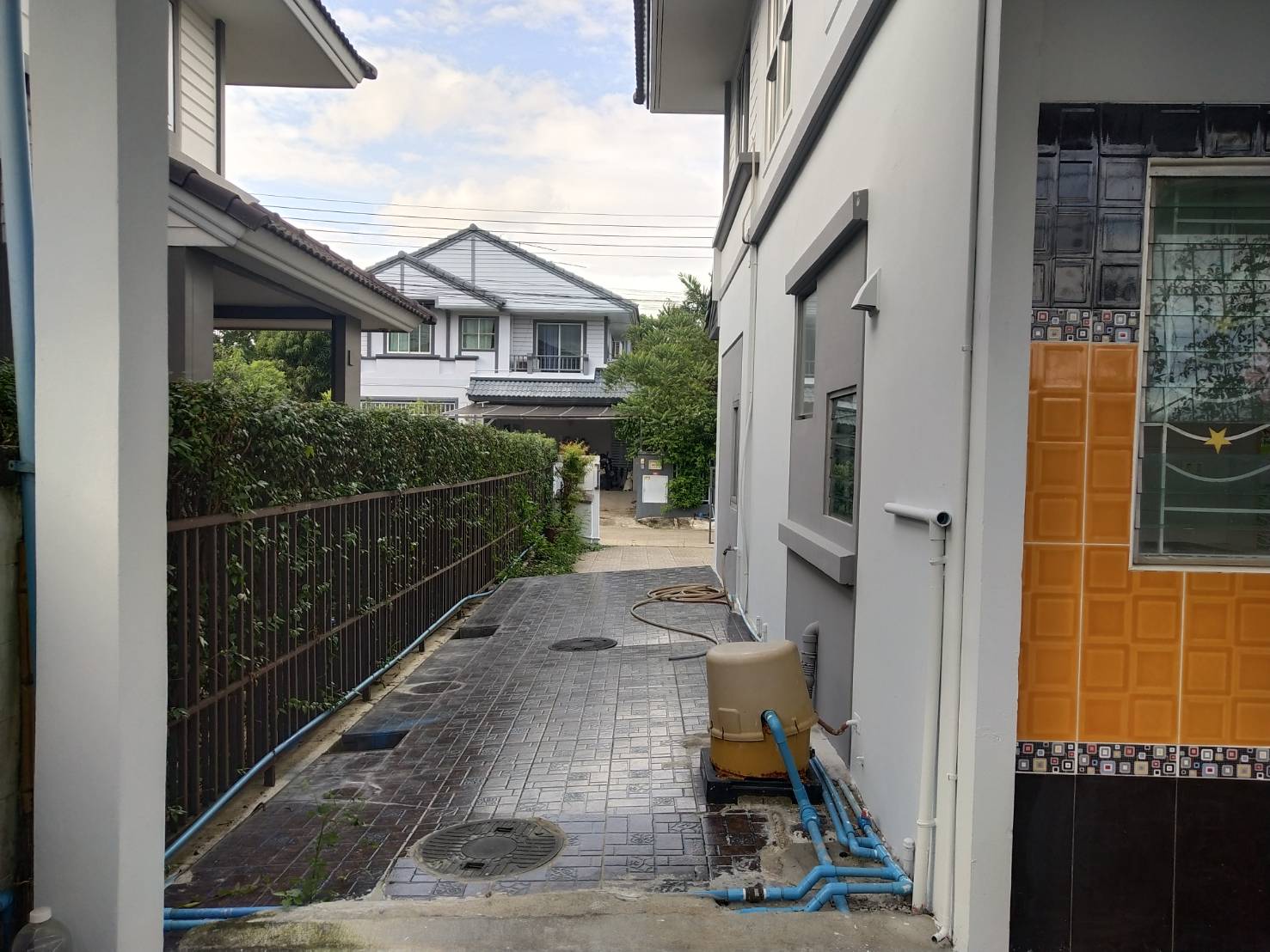 **ขายแล้ว** ขายบ้านเดี่ยว 2 ชั้น ม.พฤกษ์ลดา-พุทธสาคร (สาย4 ตัดใหม่) เจ้าของโครงการ : แลนด์แอนด์เฮ้าส์ - เนื้อที่ 55.8 ตร.ว. - พื้นที่ใช้สอย 136 ตร.ม. - ขนาด 3 ห้องนอน 2 ห้องน้ำ