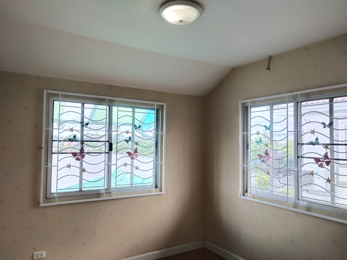 **ขายแล้ว** ขายบ้านเดี่ยว 2 ชั้น ม.พฤกษ์ลดา-พุทธสาคร (สาย4 ตัดใหม่) เจ้าของโครงการ : แลนด์แอนด์เฮ้าส์ - เนื้อที่ 55.8 ตร.ว. - พื้นที่ใช้สอย 136 ตร.ม. - ขนาด 3 ห้องนอน 2 ห้องน้ำ