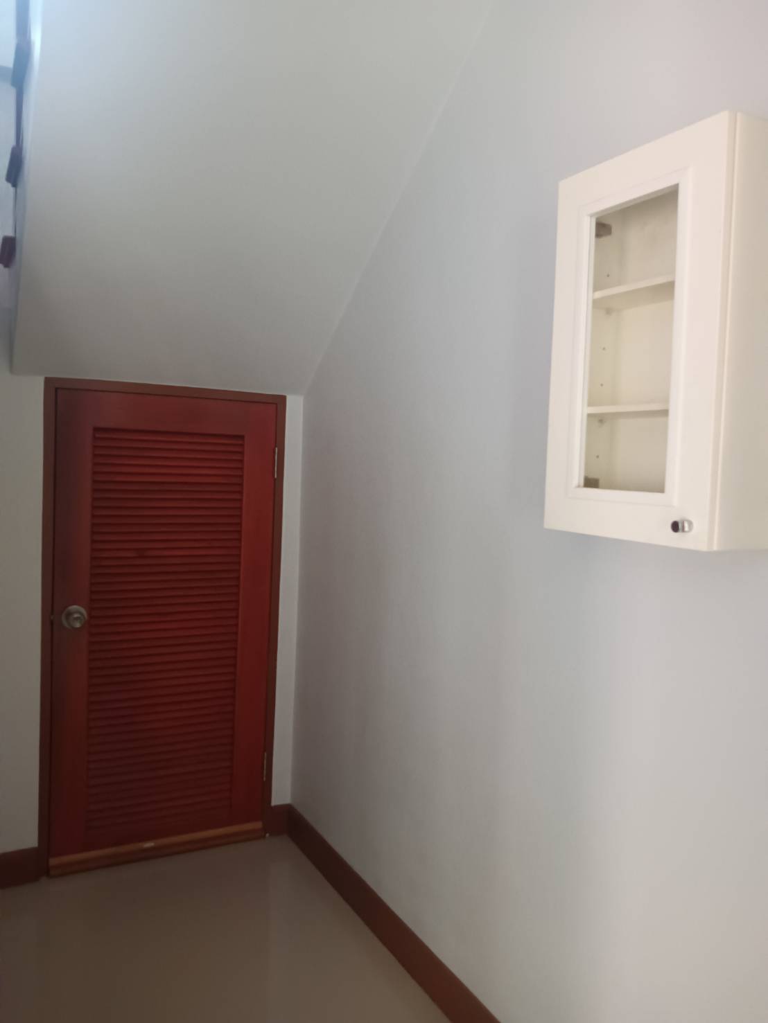 บ้านเดี่ยวหมู่บ้าน The Privacy ถนนพุทธมณฑลสาย7 เนื้อที่ 69.6 ตารางวา พื้นที่ใช้สอย 192 ตารางเมตร มี 2 ห้องนอนใหญ่ 3 ห้องน้ำ แอร์ 4 ตัว