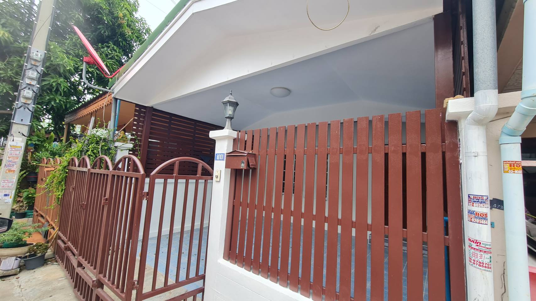 ขายทาวน์เฮ้าน์ หมู่บ้าน ลัดดาวิลล์ บางบัวทอง 2 ชั้น เนื้อที่ 17.50 ตรว. ทำเลดี บางกรวย -ไทรน้อย ตำบล บางบัวทอง ทาวน์เฮ้าส์ 2 ชั้น มี 3 ห้องนอน, 2 ห้องน้ำ, 1 ห้องครัว, 1 ห้องโถงนั่งเล่น, 1 ที่จอดรถ เนื้อที่ : 17.50 ตารางวา