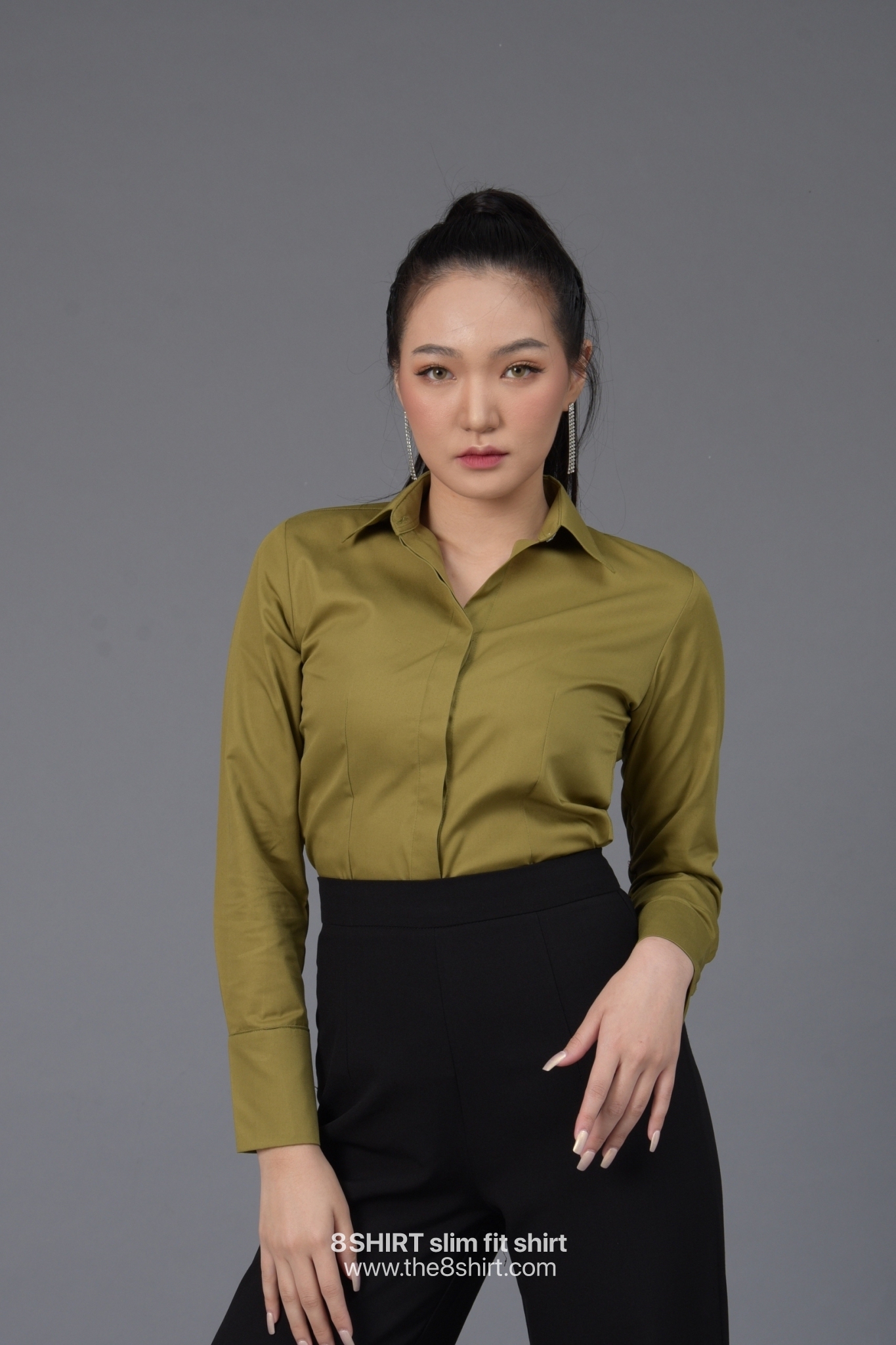 เสื้อเชิ้ตผู้หญิง สีเขียวขี้ม้า (Olive green) สลิมฟิต เข้ารูป แขนยาว เสื้อเชิ้ตทำงาน เสื้อยูนิฟอร์ม แบรนด์ 8SHIRT slim fit shirt