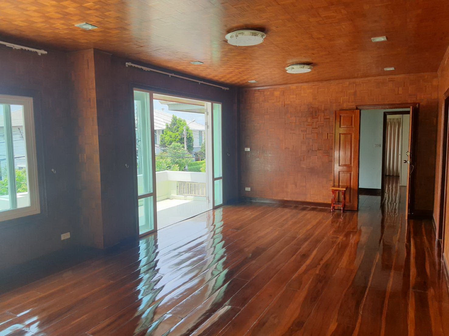 บ้านเดี่ยว 2 ชั้น 100 ตร.ว. 340 ตารางเมตร . หมู่บ้านเดอะรอยัล กรีนพาร์ค เพชรเกษม-กาญจนาภิเษก ห่างถนนเพียง 150 เมตร