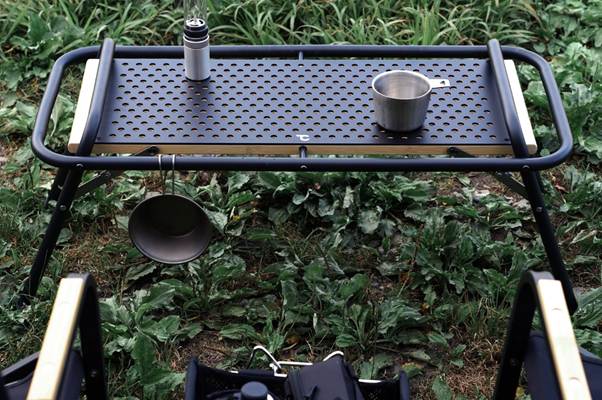 A metal table with a pot and a pan on it

AI-generated content may be incorrect.