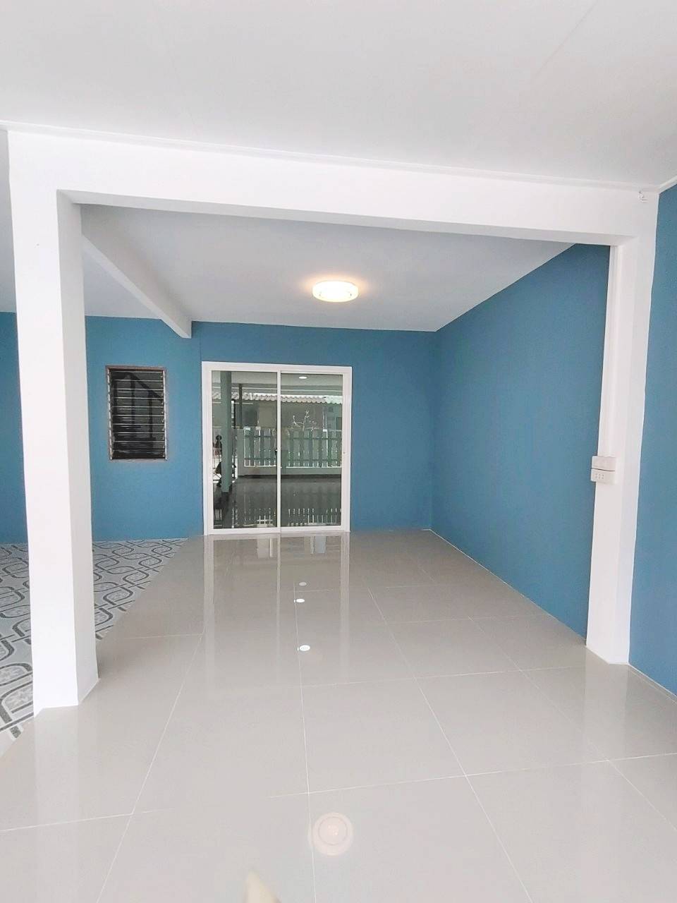 ขายทาวน์เฮ้าส์ 2 ชั้น 21 ตร.ว หน้ากว้าง 6เมตร ตกแต่งใหม่ พร้อมอยู่ ซ.เลียบคลองสอง 27 ใกล้แฟชั่นไอแลนด์