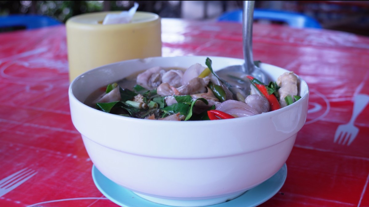 ต้มยำปลาช่อนน้ำใส อาหารขึ้นชื่อของ ครัวลุงระ นครชัยศรี