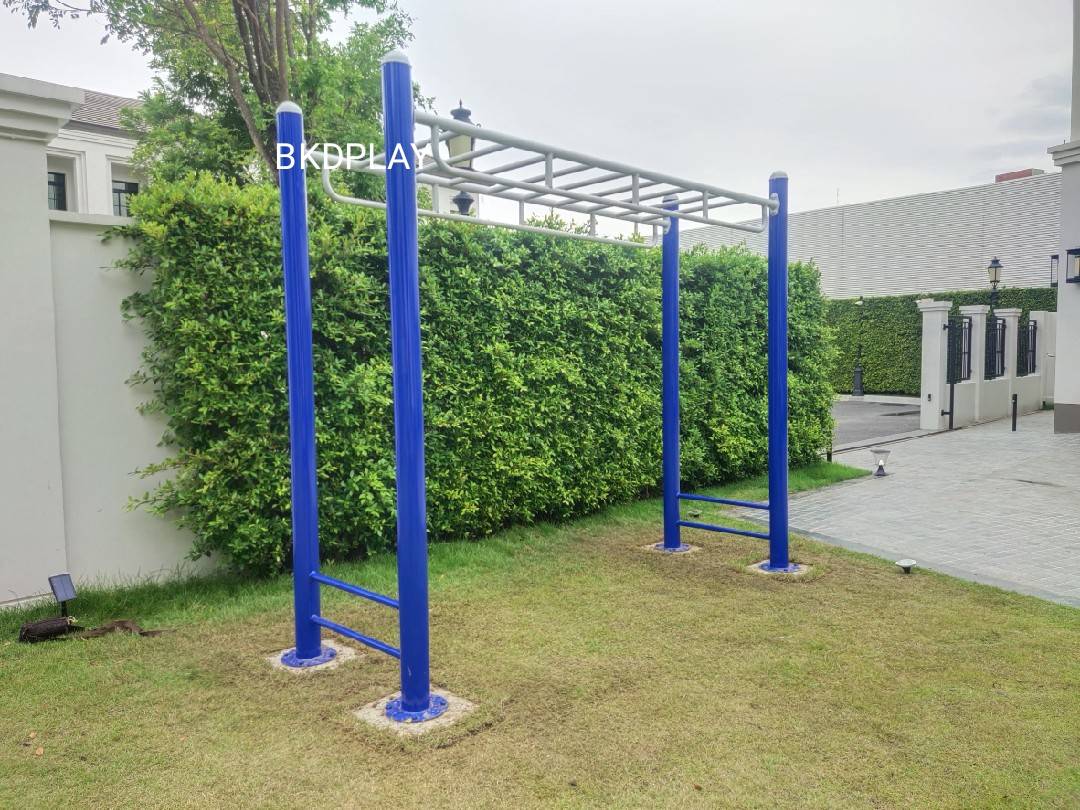 เครื่องออกกำลังกาย กลางแจ้ง ชุดอุปกรณ์ บริหารแขน หน้าอก หัวไหล่ แบบบาร์โหน เหนือศรีษะ ลานกีฬา อเนกประสงค์ สนามกีฬา ขนาด 91 x 300 x 245 ซม.