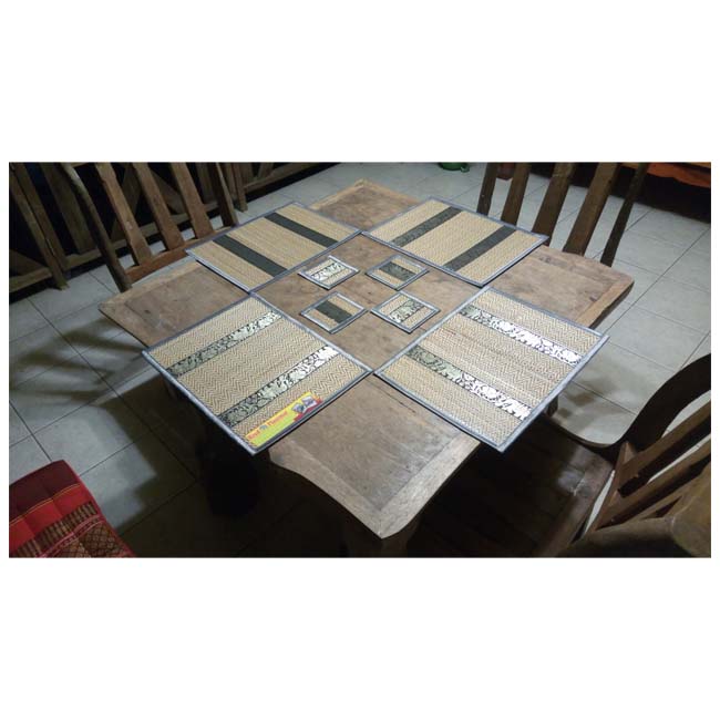 ที่รองจานเสื่อกก พร้อม แผ่นรองแก้วน้ำ ชุด 6 ที่นั่ง ขนาด 27 x 36 ซม. วางบนโต๊ะเพียง 4 ที่นั่ง สีเทา