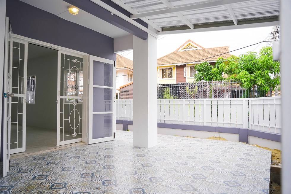 ขายพฤกษา21 ปรับปรุงใหม่ทั้งหลัง บ้านมุม สวยมาก ทำเลดีหน้าโครงการ ใกล้ตลาดบางใหญ่ นนทบุรี ขนาด 23.90 ตารางวา 2 ชั้น 3 ห้องนอน 2 ห้องน้ำ