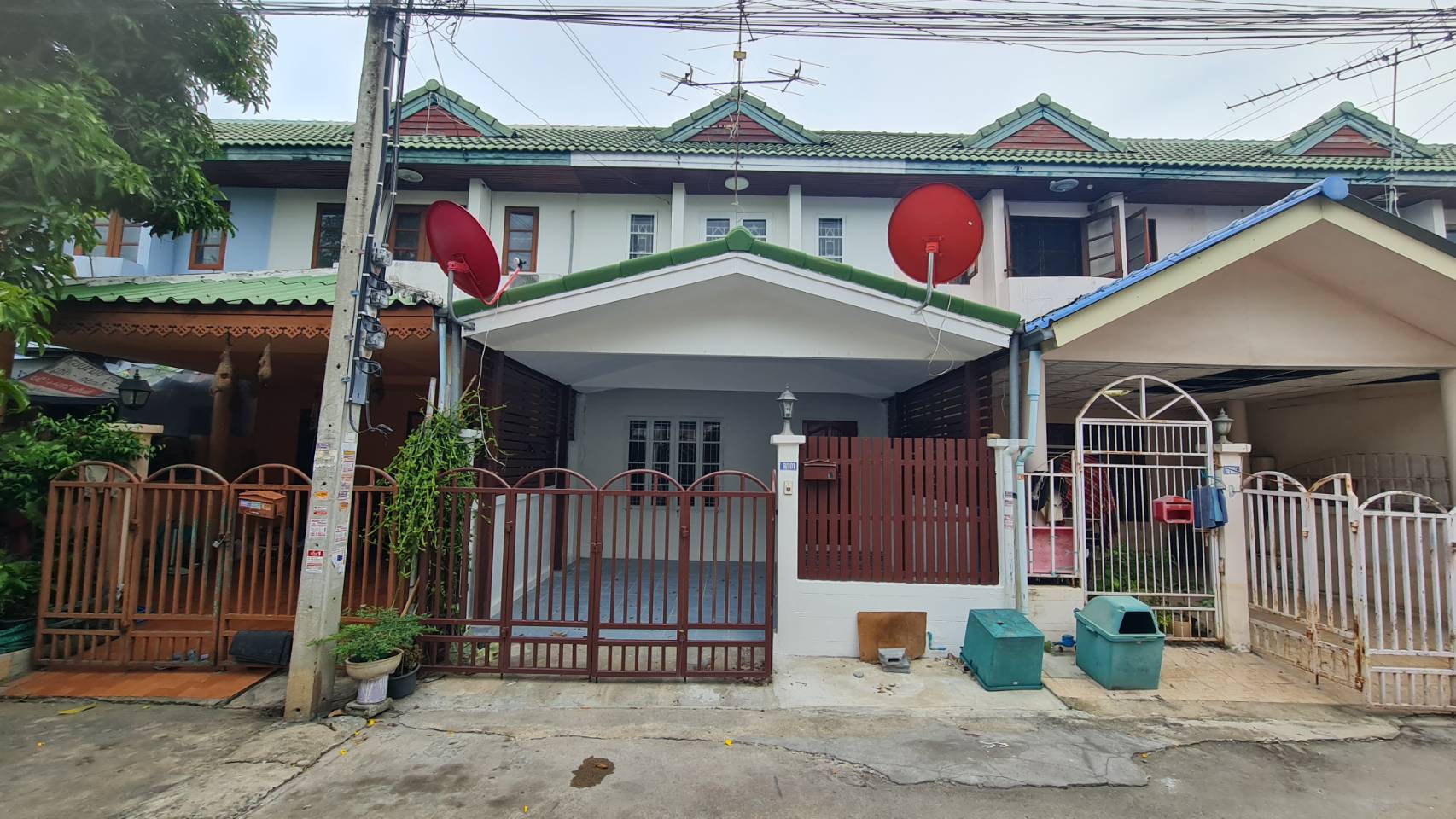 ขายทาวน์เฮ้าน์ หมู่บ้าน ลัดดาวิลล์ บางบัวทอง 2 ชั้น เนื้อที่ 17.50 ตรว. ทำเลดี บางกรวย -ไทรน้อย ตำบล บางบัวทอง ทาวน์เฮ้าส์ 2 ชั้น มี 3 ห้องนอน, 2 ห้องน้ำ, 1 ห้องครัว, 1 ห้องโถงนั่งเล่น, 1 ที่จอดรถ เนื้อที่ : 17.50 ตารางวา