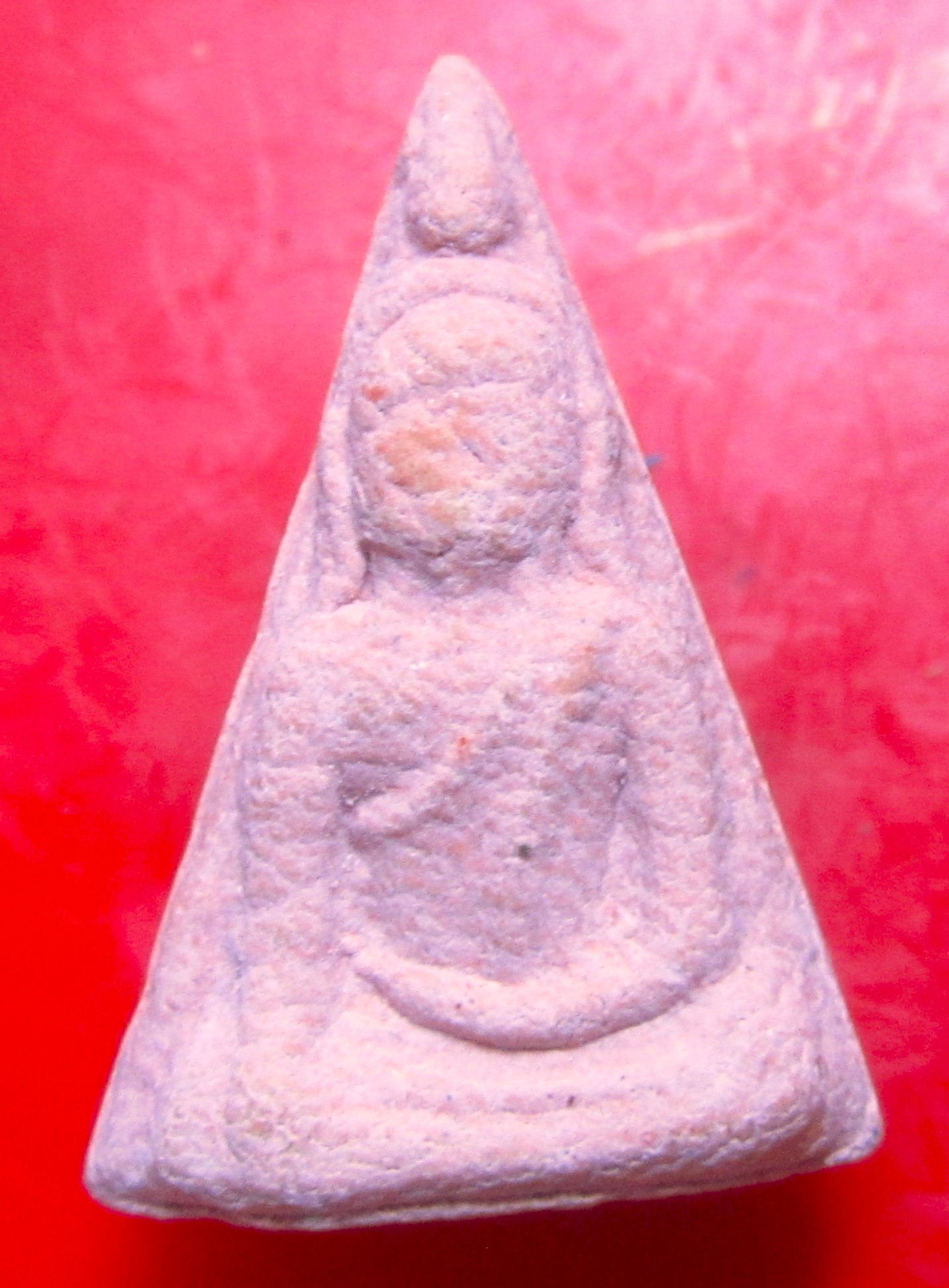 พระนางพญาผงสีชมพู หลังปั๊มตาวัด ไม่ทราบที่ องค์ที่2