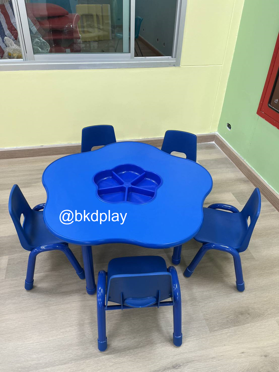 ชุดโต๊ะดอกไม้ พร้อมเก้าอี้ 5 ที่นั่ง โต๊ะเก้าอี้นักเรียน,โต๊ะเด็ก,เก้าอี้เด็ก,อนุบาล-ประถม,โต๊ะกิจกรรม,โต๊ะพลาสติกขาเหล็ก,โต๊ะเขียนหนังสือเด็ก สั่งนำเข้า ขนาดโต๊ะ 60x100x48-56 ซม.