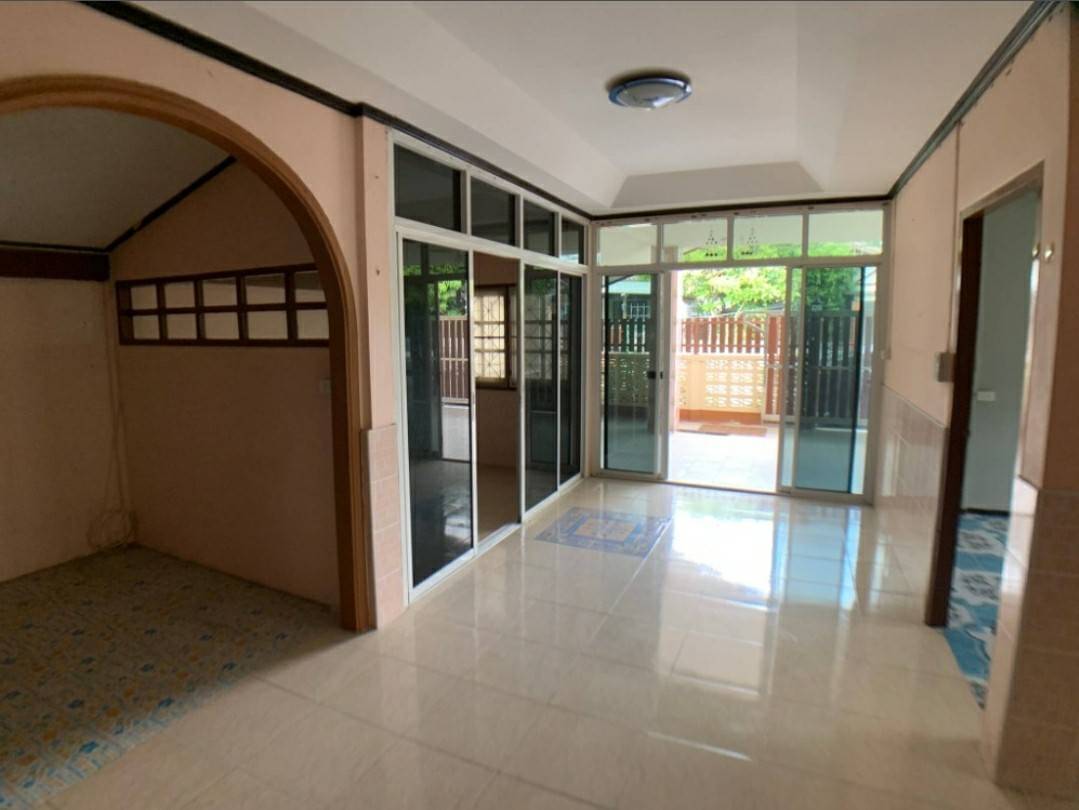 ขายบ้านเดี่ยว เพชรเกษม 81/6 ใกล้กรมที่ดิน ห่าง MRT หลักสองประมาณ 7กม. หมู่บ้านหรรษา 44 ตรว. 5 นอน พื้นที่ใช้สอย 186 ตรม. ต่อเติมเต็มพื้นที่ หน้ากว้าง 11 เมตร จอดรถได้ 2-3คันสบาย