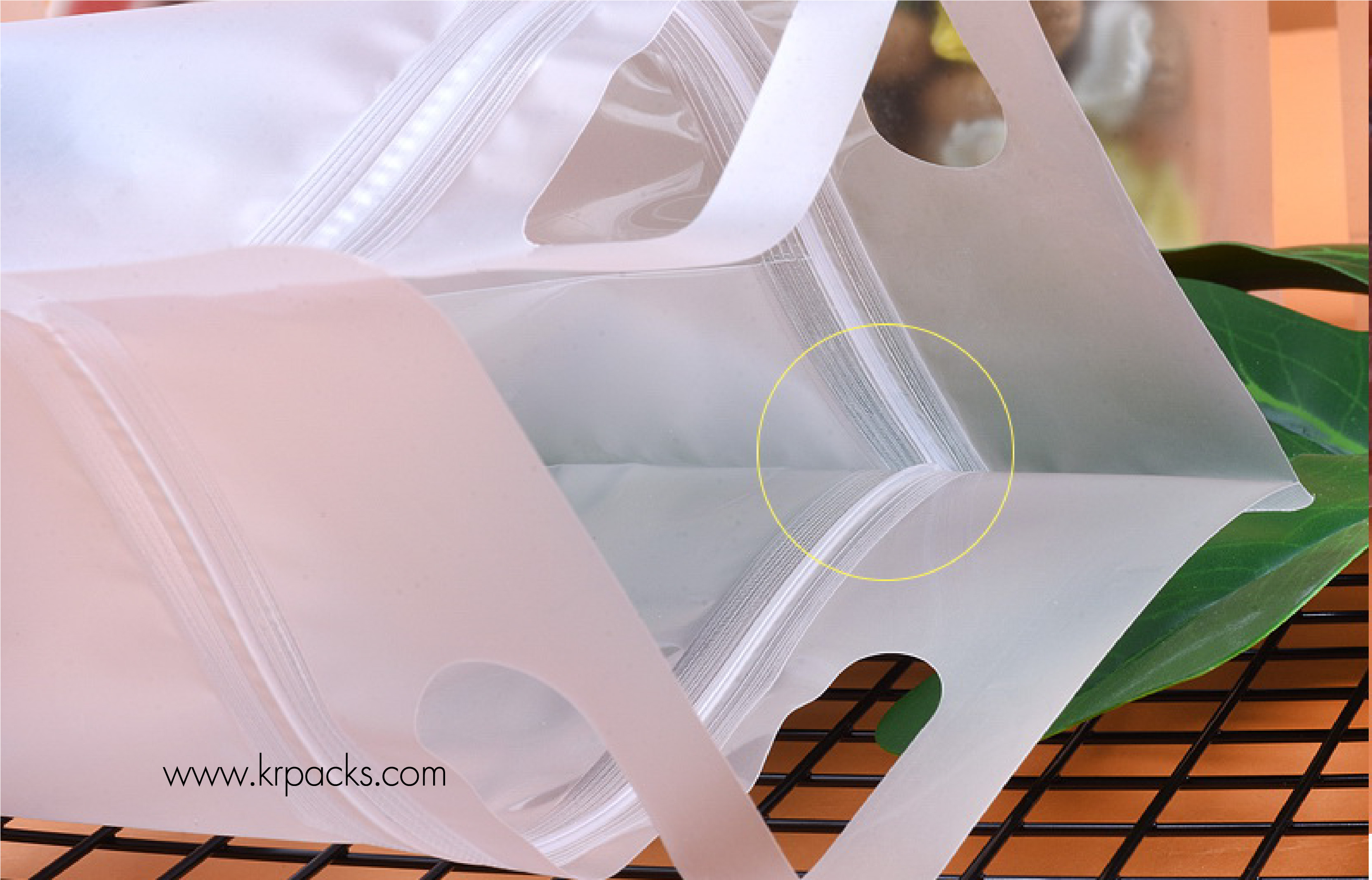 ถุงซิปขยายข้าง ก้นตั้ง พลาสติกขุ่น เจาะช่องมือจับ