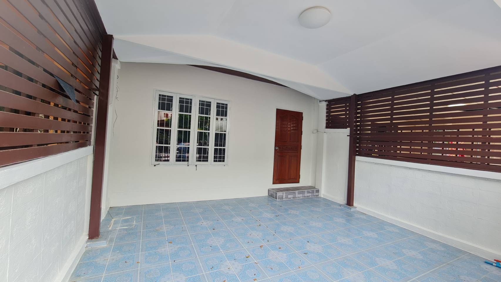 ขายทาวน์เฮ้าน์ หมู่บ้าน ลัดดาวิลล์ บางบัวทอง 2 ชั้น เนื้อที่ 17.50 ตรว. ทำเลดี บางกรวย -ไทรน้อย ตำบล บางบัวทอง ทาวน์เฮ้าส์ 2 ชั้น มี 3 ห้องนอน, 2 ห้องน้ำ, 1 ห้องครัว, 1 ห้องโถงนั่งเล่น, 1 ที่จอดรถ เนื้อที่ : 17.50 ตารางวา