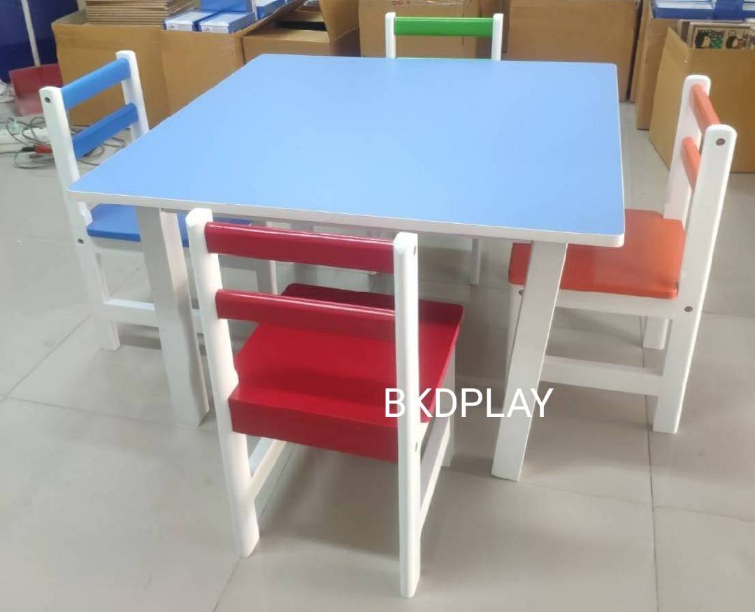 ชุดโต๊ะไม้ สี่เหลี่ยมเหลี่ยม พร้อมเก้าอี้ 4 ตัว ทำกิจกรรมกลุ่ม โต๊ะเขียนหนังสือเด็ก โต๊ะพร้อมเก้าอี้เด็กพร้อมส่ง สำหรับเด็ก อนุบาล โรงเรียน เนอสเซอรี่ ศูนย์พัฒนาเด็กเล็ก ขนาด 80 x 80 x 50 ซม.