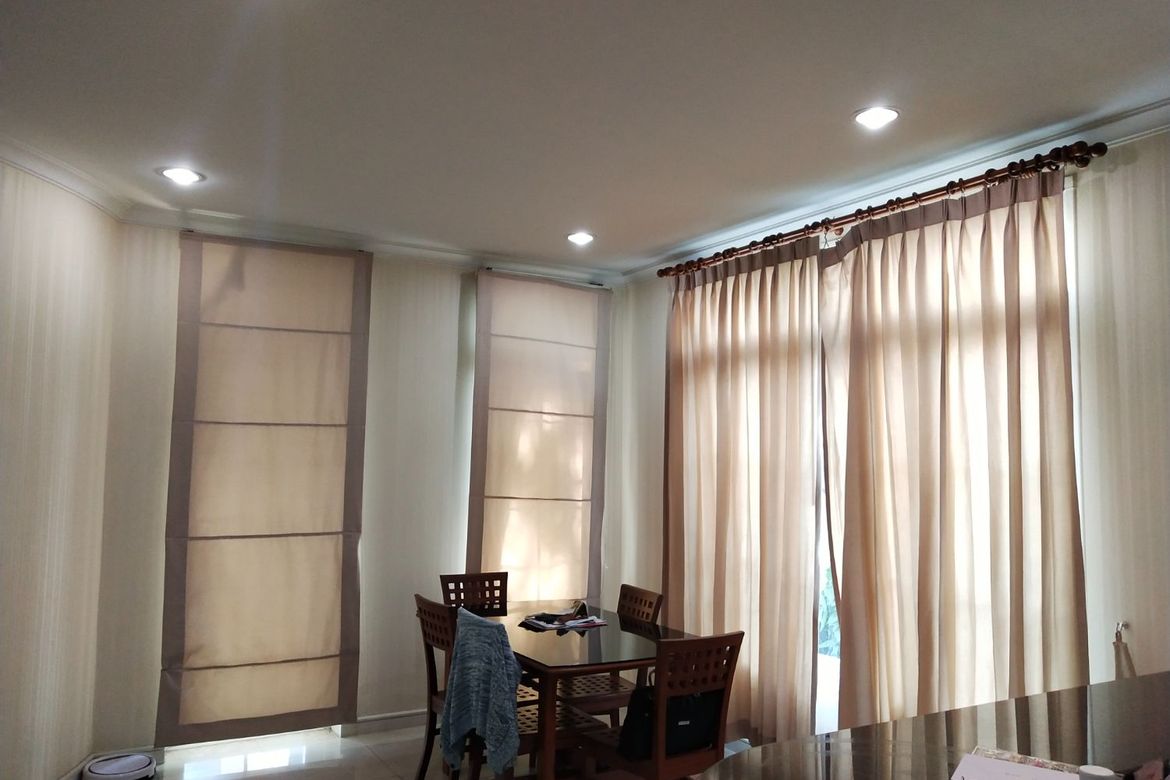 นาราสิริ สาทร-วงแหวน 129.2 ตร.ว. บ้านเดี่ยวหรูสไตล์อิตาเลียนจาก แสนสิริ บนทำเลศักยภาพ ริมถนนกาญจนาภิเษก เยื้องโรงเรียนเลิศหล้ากาญจนาภิเษก พื้นที่ใช้สอย : 320 ตร.ม. ห้องนอน : 4 ห้องน้ำ : 4 . ราคา : 14.5 ล้านบาท .