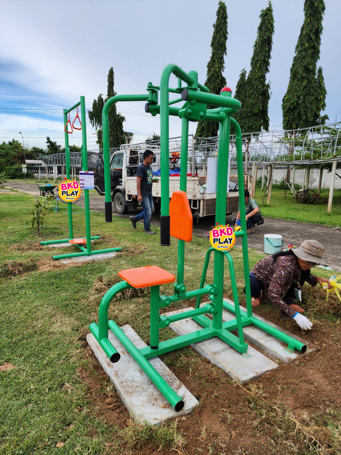 เครื่องออกกำลังกาย กลางแจ้ง ชุดอุปกรณ์ บริหารแขน หน้าอก หัวไหล่ แบบถ่าง หุบยก ตุ้มน้ำหนัก ลานกีฬา อเนกประสงค์ สนามกีฬา ขนาด 100x100x160 ซม..