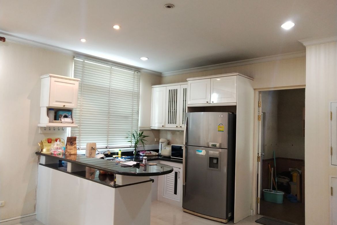 นาราสิริ สาทร-วงแหวน 129.2 ตร.ว. บ้านเดี่ยวหรูสไตล์อิตาเลียนจาก แสนสิริ บนทำเลศักยภาพ ริมถนนกาญจนาภิเษก เยื้องโรงเรียนเลิศหล้ากาญจนาภิเษก พื้นที่ใช้สอย : 320 ตร.ม. ห้องนอน : 4 ห้องน้ำ : 4 . ราคา : 14.5 ล้านบาท .