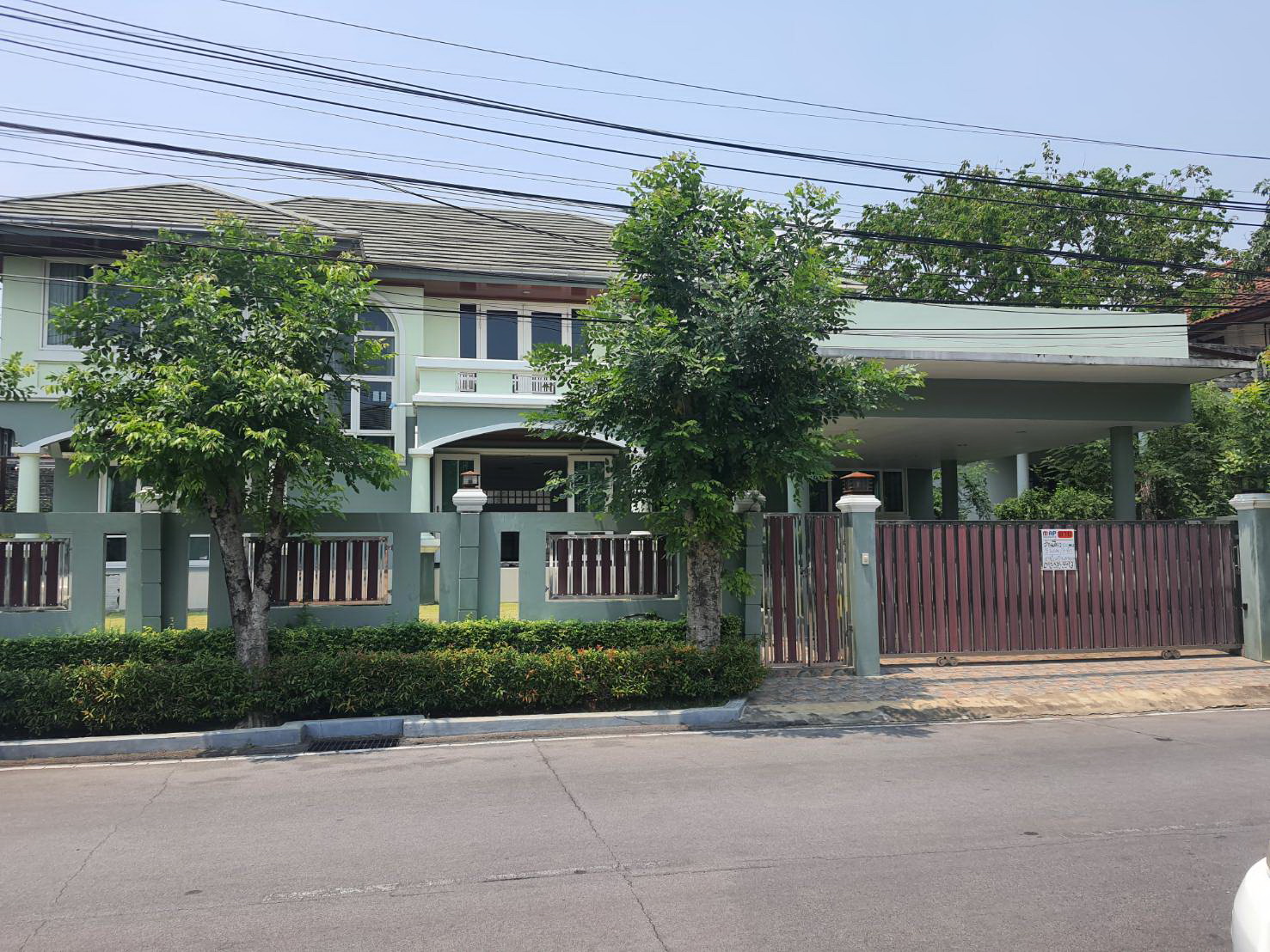 บ้านเดี่ยว 2 ชั้น 100 ตร.ว. 340 ตารางเมตร . หมู่บ้านเดอะรอยัล กรีนพาร์ค เพชรเกษม-กาญจนาภิเษก ห่างถนนเพียง 150 เมตร