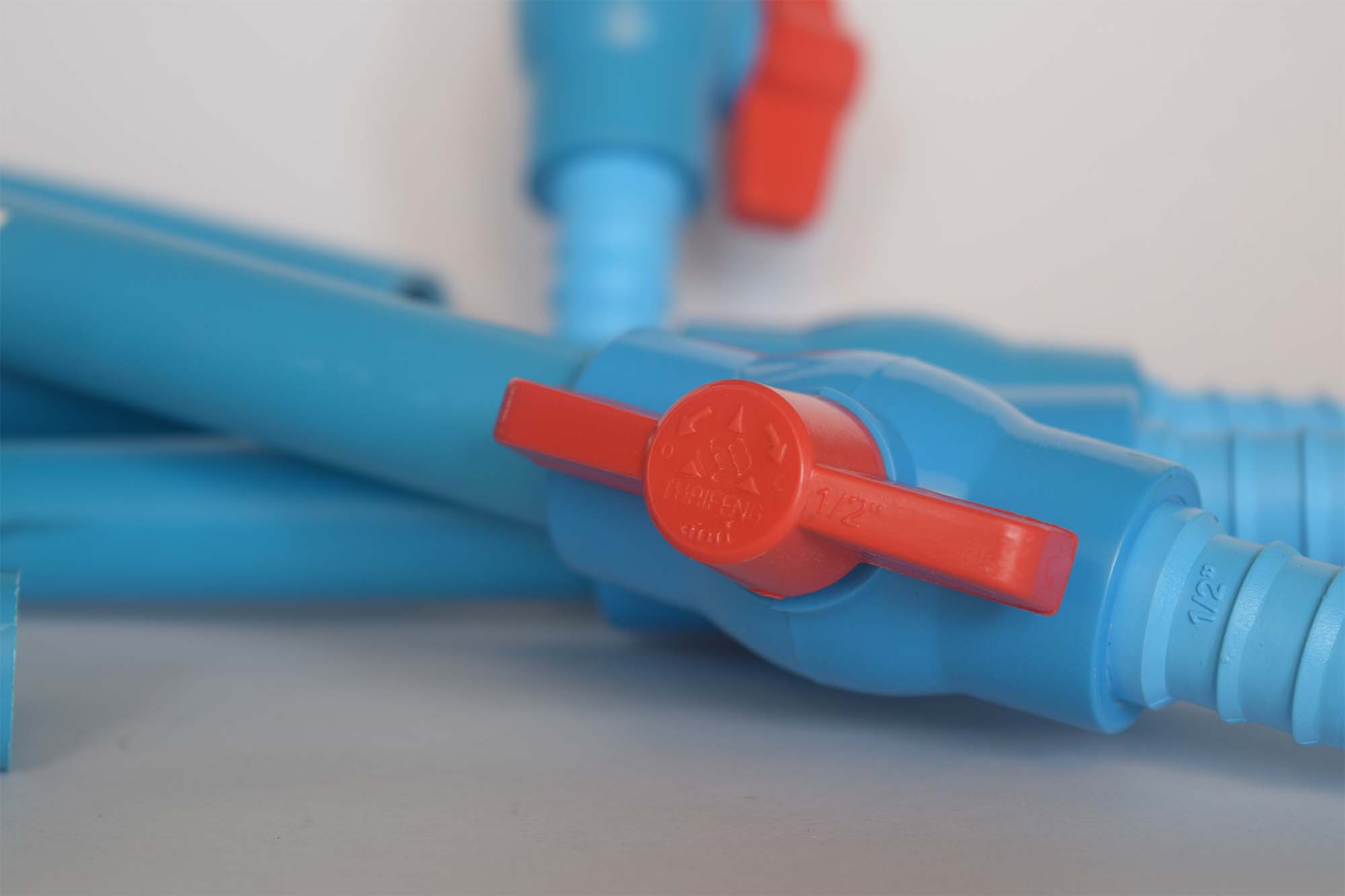 ตะขอเติมน้ำตู้ปลากุ้ง เกี่ยวกับขอบตู้ไม่ให้สายเลื่อนหลุด ประหยัดเวลา ประหยัดคน สะดวกสะบายขึ้น