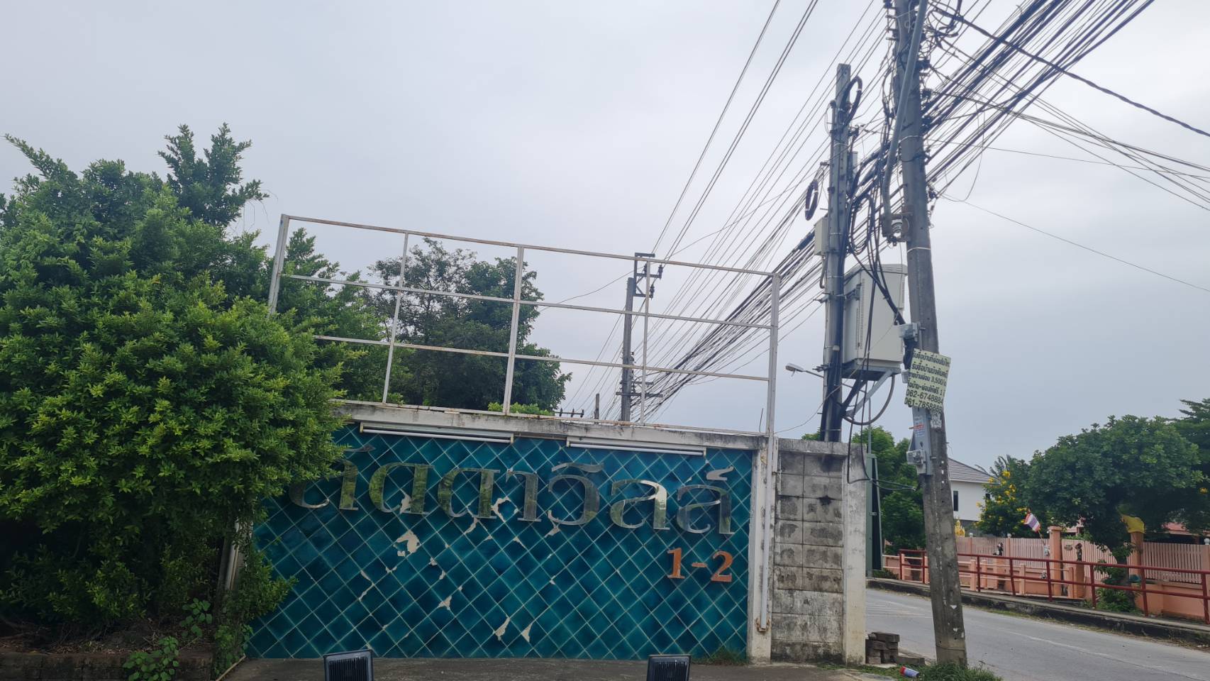 ขายทาวน์เฮ้าน์ หมู่บ้าน ลัดดาวิลล์ บางบัวทอง 2 ชั้น เนื้อที่ 17.50 ตรว. ทำเลดี บางกรวย -ไทรน้อย ตำบล บางบัวทอง ทาวน์เฮ้าส์ 2 ชั้น มี 3 ห้องนอน, 2 ห้องน้ำ, 1 ห้องครัว, 1 ห้องโถงนั่งเล่น, 1 ที่จอดรถ เนื้อที่ : 17.50 ตารางวา