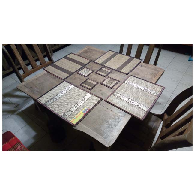 ที่รองจานเสื่อกก พร้อม แผ่นรองแก้วน้ำ ชุด 6 ที่นั่ง ขนาด 27 x 36 ซม. วางบนโต๊ะเพียง 4 ที่นั่ง สีน้ำตาลไหม้