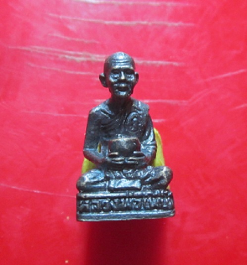 พระรูปหล่ออุ้มบาตร หลวงพ่อเพี้ยน วัดเกริ่นกฐิน จ.ลพบุรี ปี2558 องค์ที่2