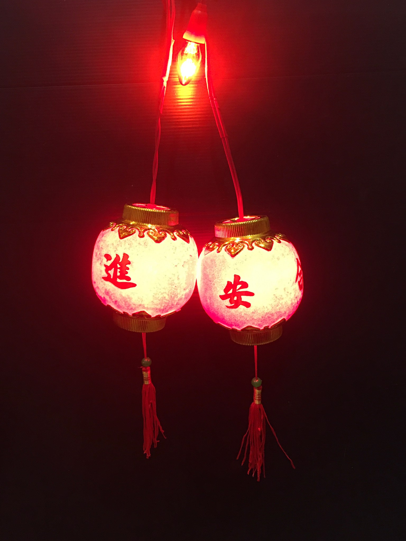 เต็งลั๊งกำมะหยี่ สีแดง ทรงกลม ขนาดกลาง 4"