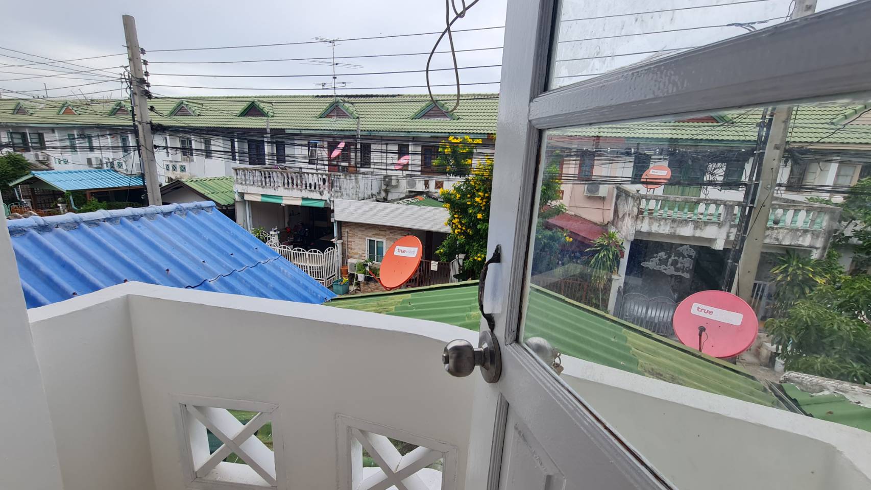 ขายทาวน์เฮ้าน์ หมู่บ้าน ลัดดาวิลล์ บางบัวทอง 2 ชั้น เนื้อที่ 17.50 ตรว. ทำเลดี บางกรวย -ไทรน้อย ตำบล บางบัวทอง ทาวน์เฮ้าส์ 2 ชั้น มี 3 ห้องนอน, 2 ห้องน้ำ, 1 ห้องครัว, 1 ห้องโถงนั่งเล่น, 1 ที่จอดรถ เนื้อที่ : 17.50 ตารางวา