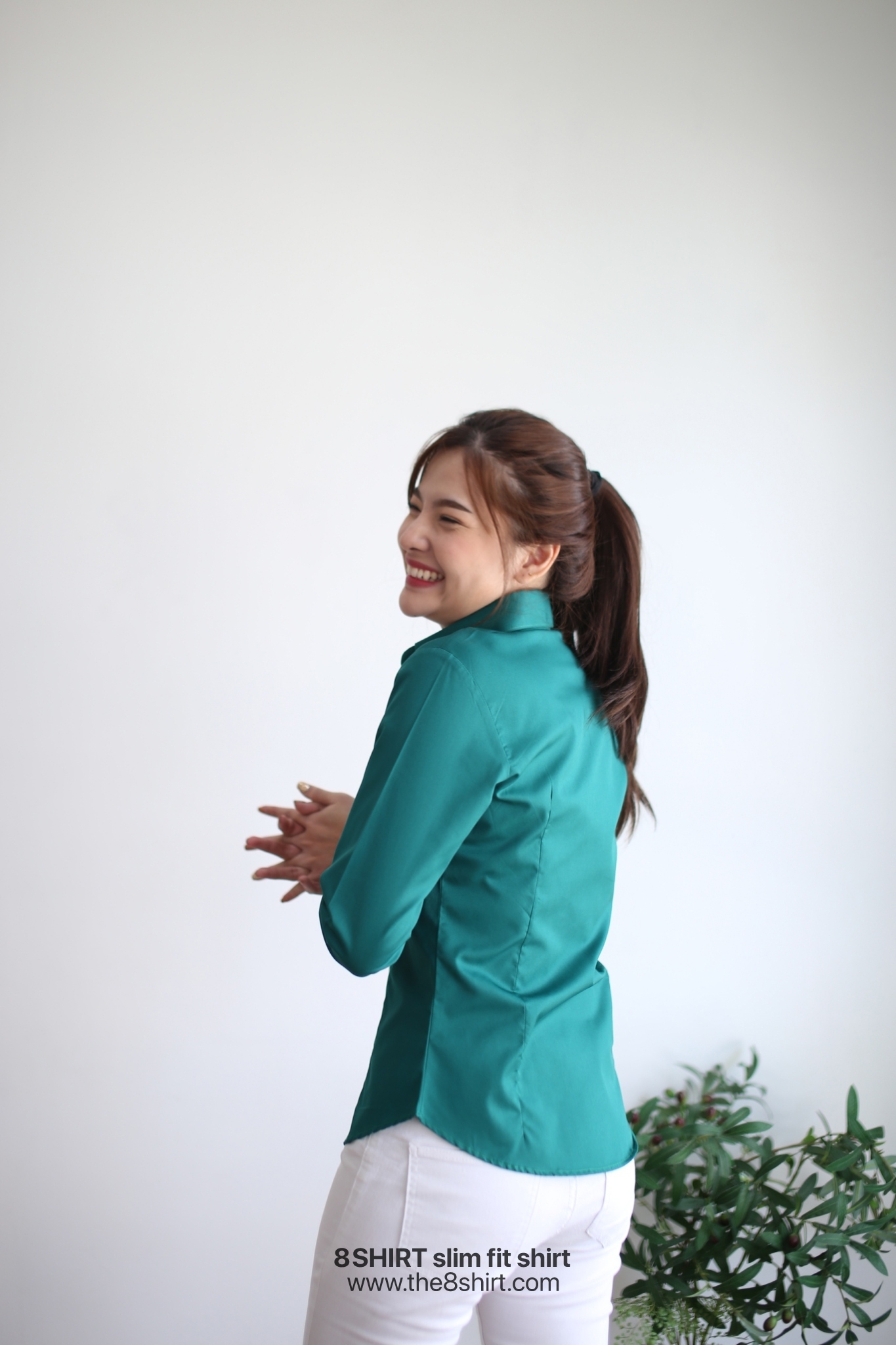เสื้อเชิ้ตผู้หญิง สีเขียวมรกต (Emerald green) สลิมฟิต เข้ารูป แขนยาว เสื้อเชิ้ตทำงาน เสื้อยูนิฟอร์ม แบรนด์ 8SHIRT slim fit shirt พร้อมส่ง