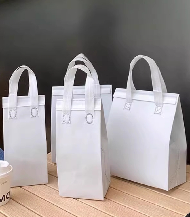 ถุงหิ้วเก็บความเย็นพิมพ์ลาย ถุงฟอยล์เก็บความเย็น ถุงเก็บอุณหภูมิ ถุงไอติม ถุงกาแฟ ถุงเค้ก พิมพ์ Logo ได้