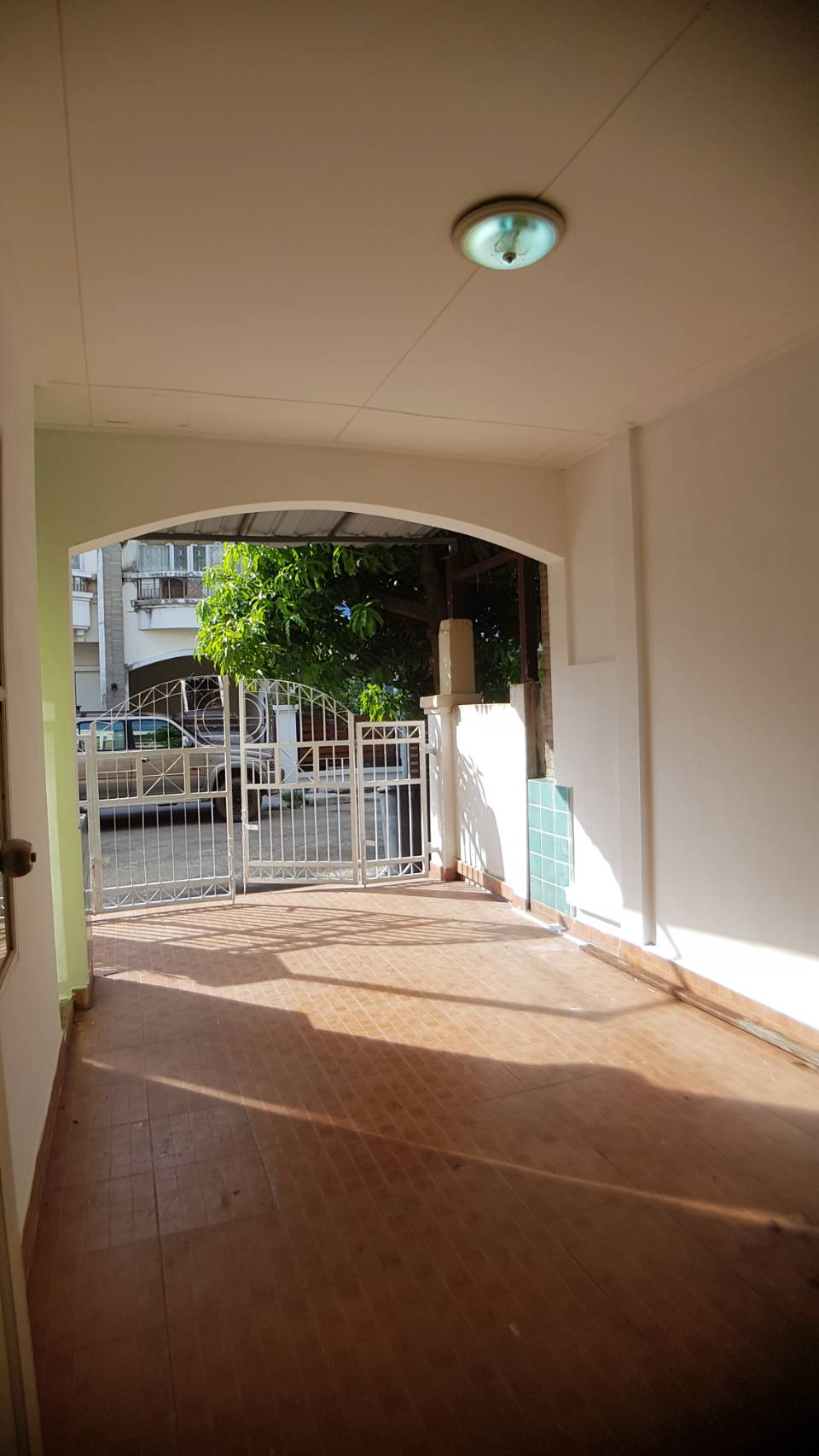 ให้เช่า ทาวน์เฮ้าส์ 2 ชั้น หมู่บ้านปาริชาติ ปิ่นเกล้า-พุทธมณฑลสาย4 บนทำเลศักยภาพ ใกล้ ม.มหิดล เซ็นทรัลศาลายา และ ทางด่วน พร้อมเฟอร์นิเจอร์ เครื่องใช้ไฟฟ้า