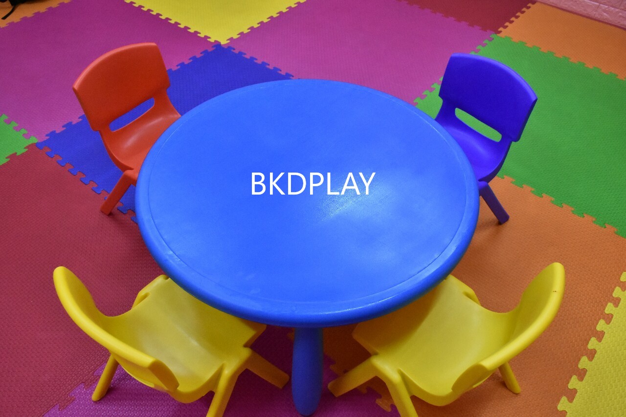 โปรโมชั่น ชุดโต๊ะเรียน เด็กอนุบาล โต๊ะกิจกรรม โต๊ะกลมพลาสติก พร้อมเก้าอี้ 4 ตัว ราคาโรงงาน พร้อมส่ง ส่งฟรี ขนาด 75x50 ซม.