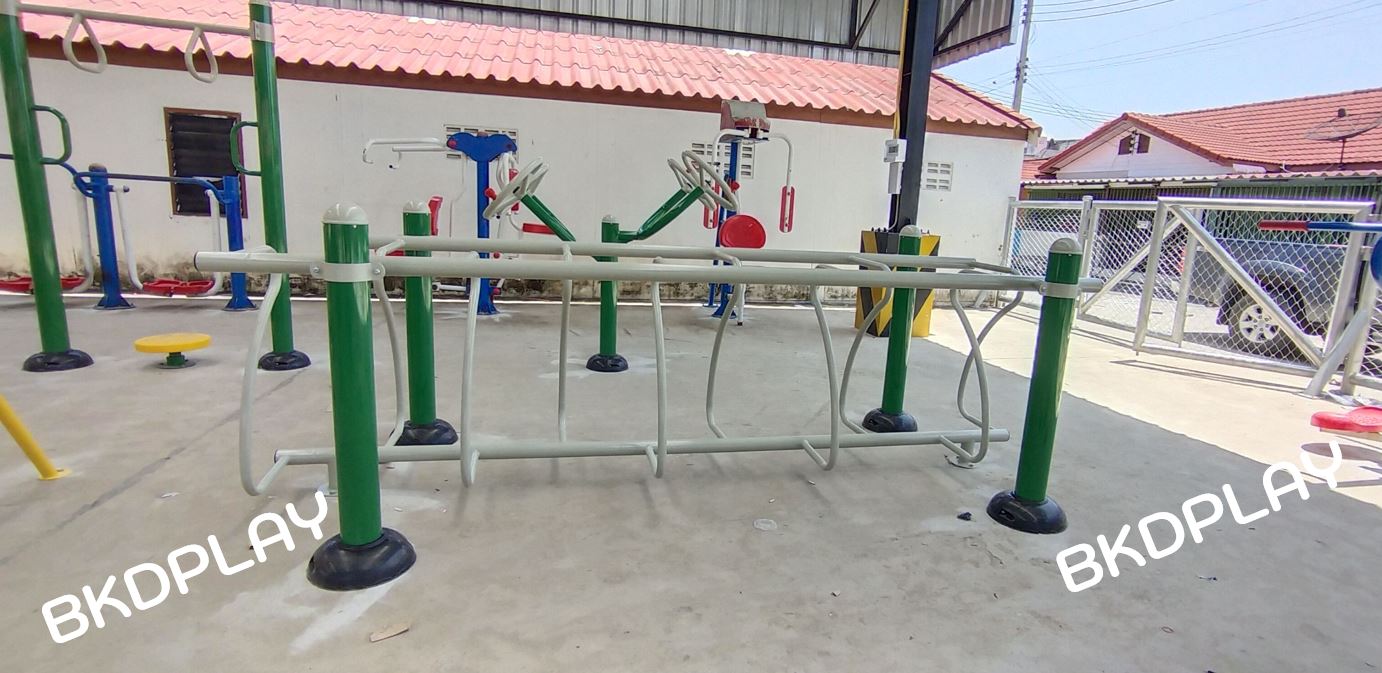 เครื่องออกกำลังกาย กลางแจ้ง ชุดอุปกรณ์ บริหารฝึก การทรงตัว แบบคานเดิน ซิกแซก ลานกีฬา อเนกประสงค์ สนามกีฬา ขนาด 125 x 345 x 122 ซม.